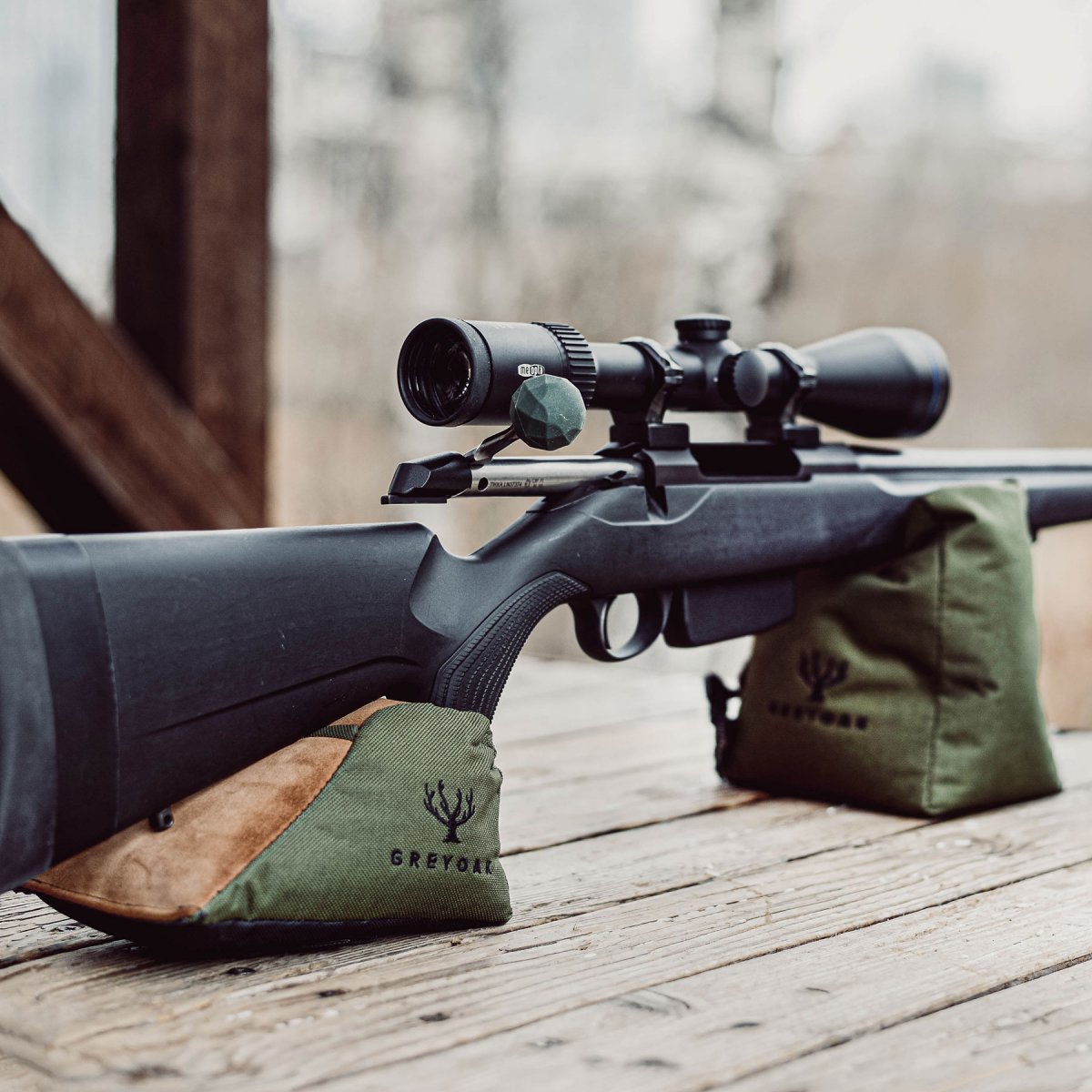 Stort utbud av stabila skjutstöd för gevär. Köp justerbara benstöd (bipods), teleskopiska tripods, skjutbänkar och skjutkuddar för maximal precision.